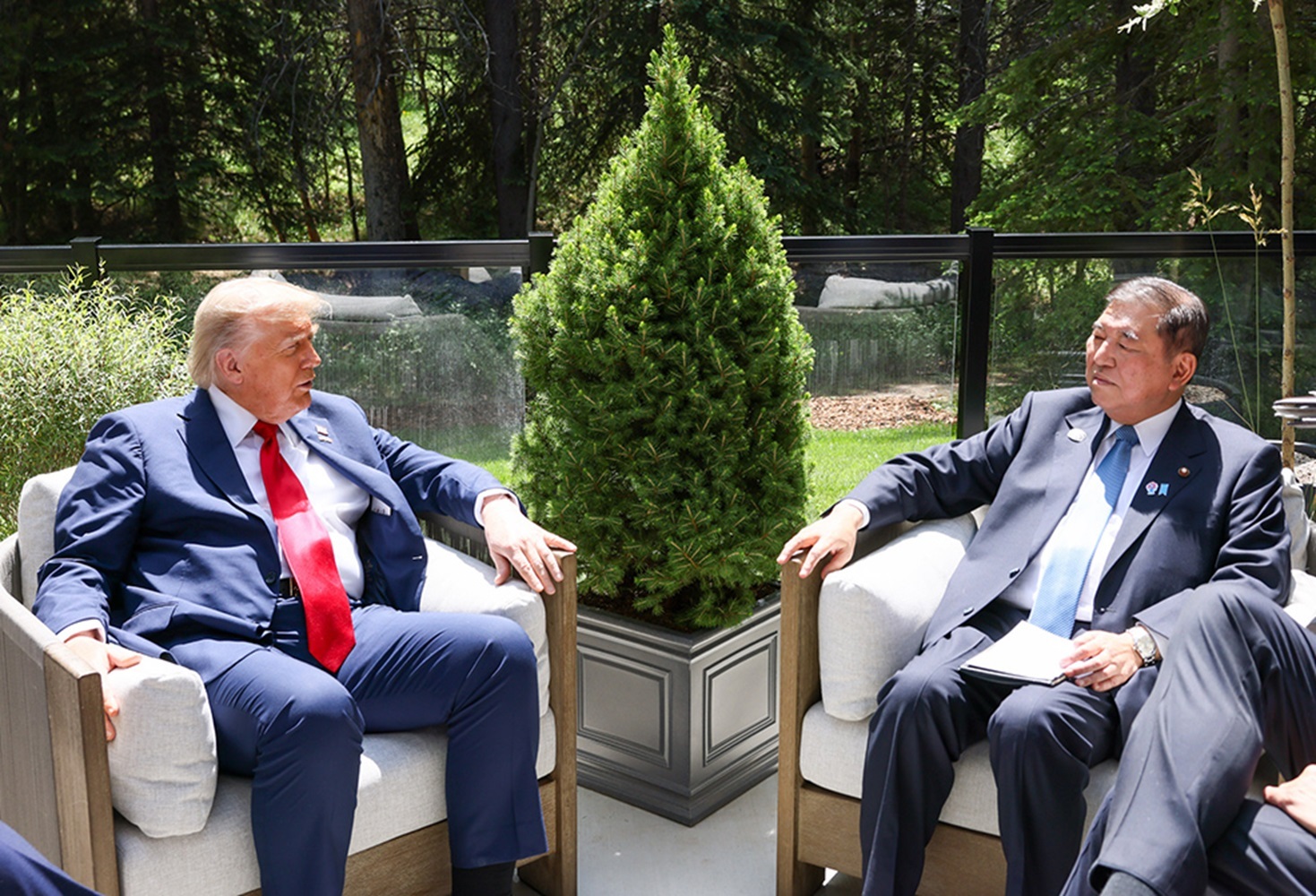 日米首脳会談における石破首相とトランプ大統領。安倍元首相時代の日米関係との比較が外交課題を浮き彫りにする。