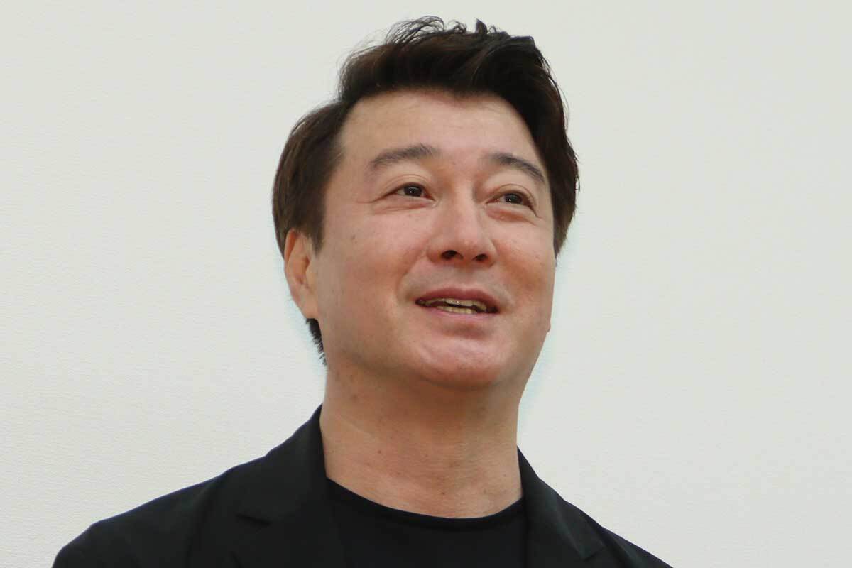 ラジオ番組で自身の体験を語るお笑いコンビ「極楽とんぼ」の加藤浩次。