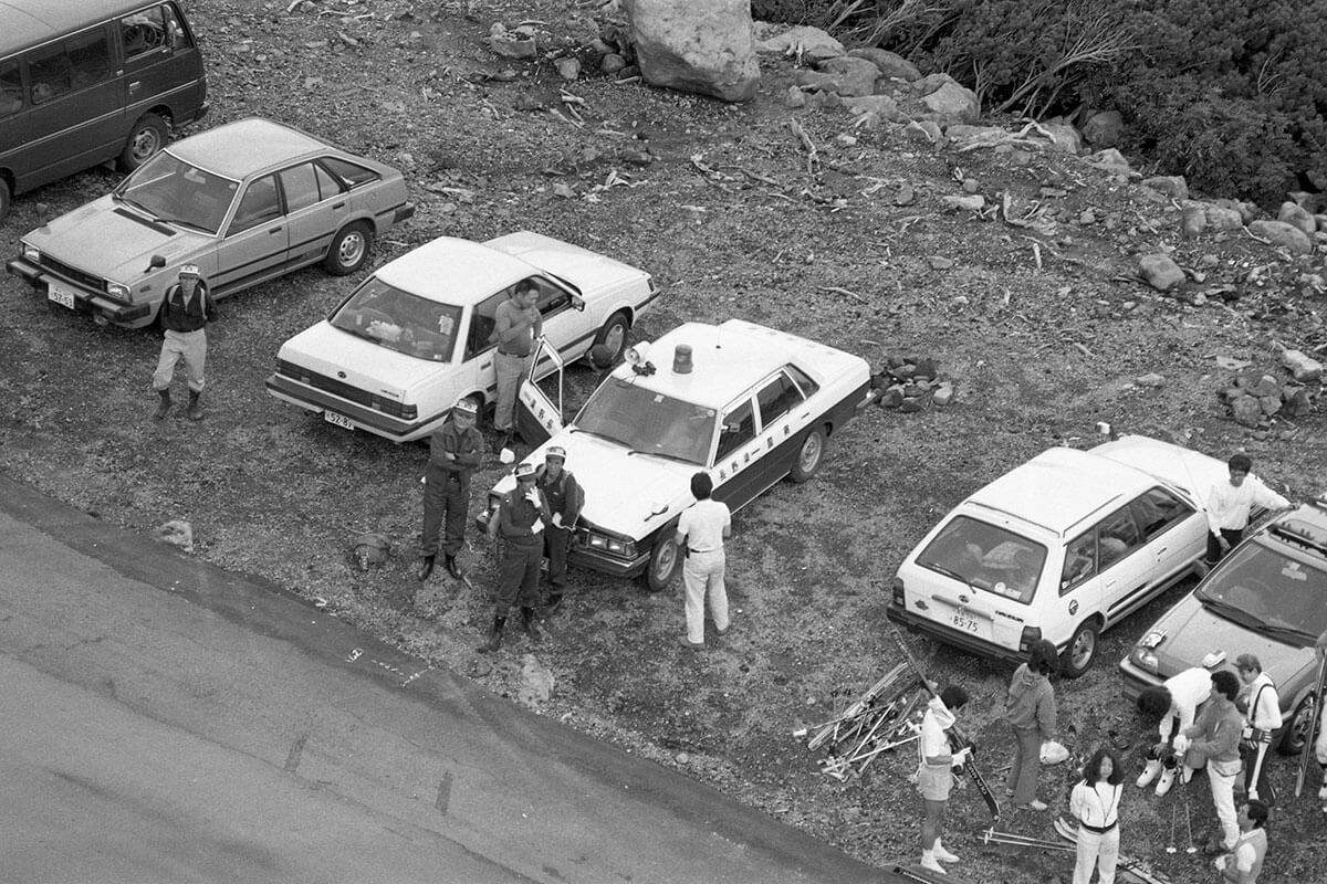 1985年の乗鞍岳で遭難した高齢者登山グループの捜索活動。救助隊員が広範囲にわたる山域を調査している様子。