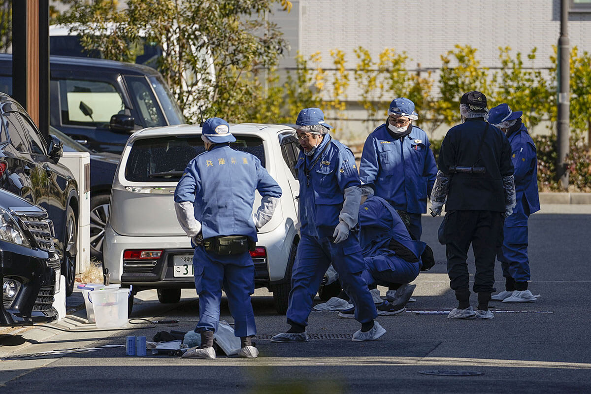 芦屋市で発生した強盗殺人未遂事件の現場を捜査する兵庫県警の捜査員