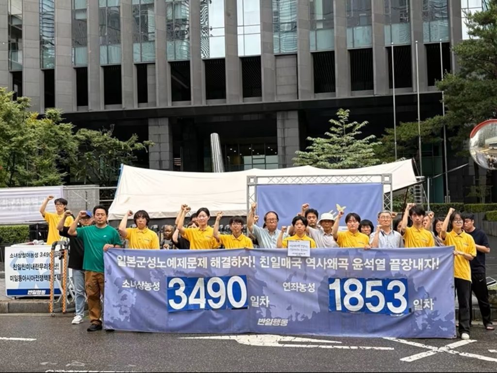韓国ソウル、平和の少女像前で最後の集会を行う市民団体「反日行動」のメンバーたち。野宿抗議の終了を告げる。
