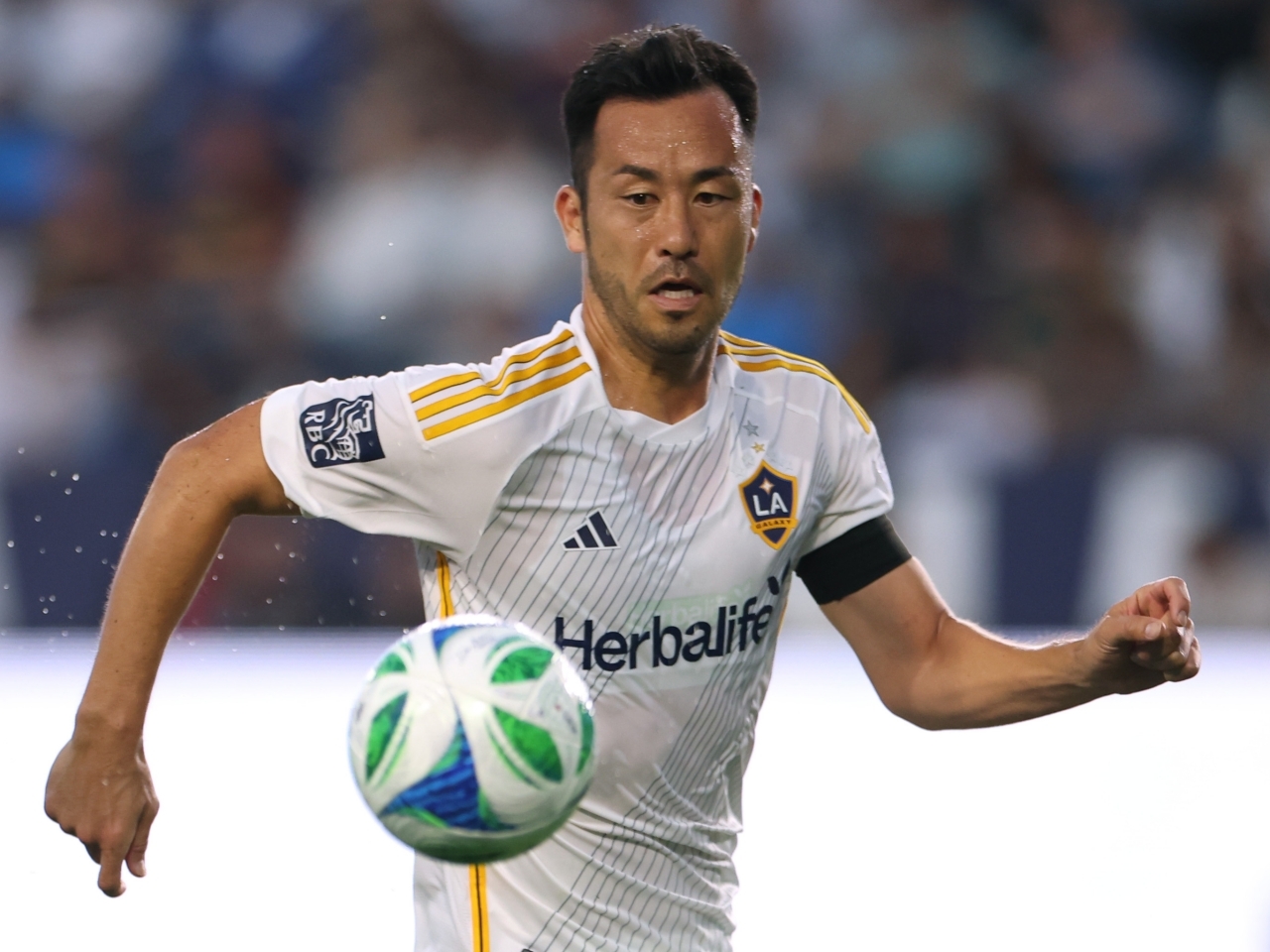 吉田麻也　サイン入りサッカーボール 吉田麻也選手＃4＆山根視来選手＃2 MLS LA GALAXY W直筆サイン