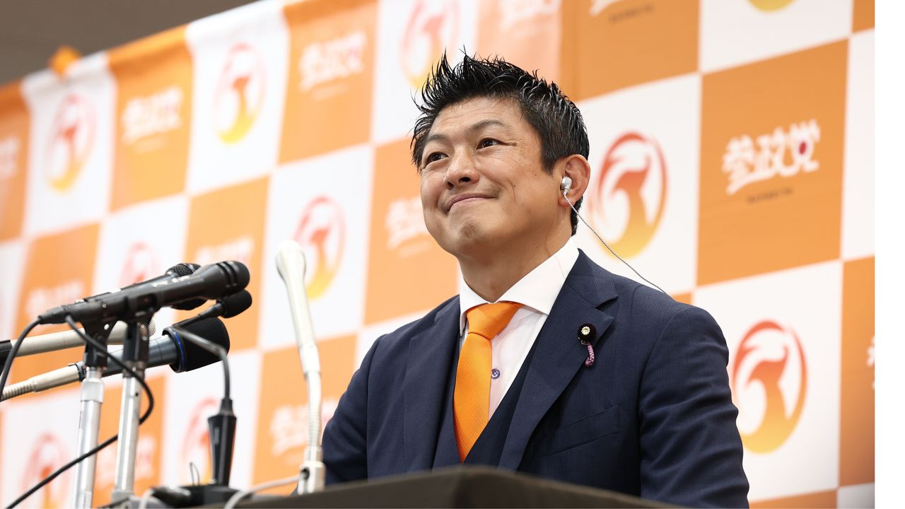 参院選開票速報の中、取材に応じる新興政党・参政党の神谷宗幣代表。極右政党の躍進を象徴する一枚。