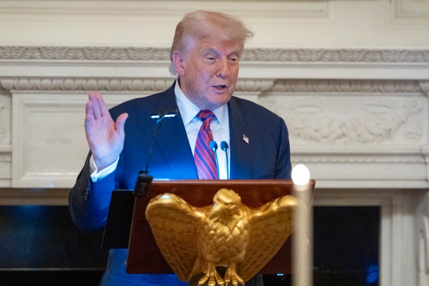 ワシントンでの共和党上院議員との晩餐で演説するドナルド・トランプ前大統領