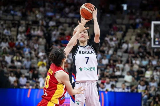FIBA女子アジアカップ、中国選手をかわしてシュートを放つ韓国代表の朴志洙選手