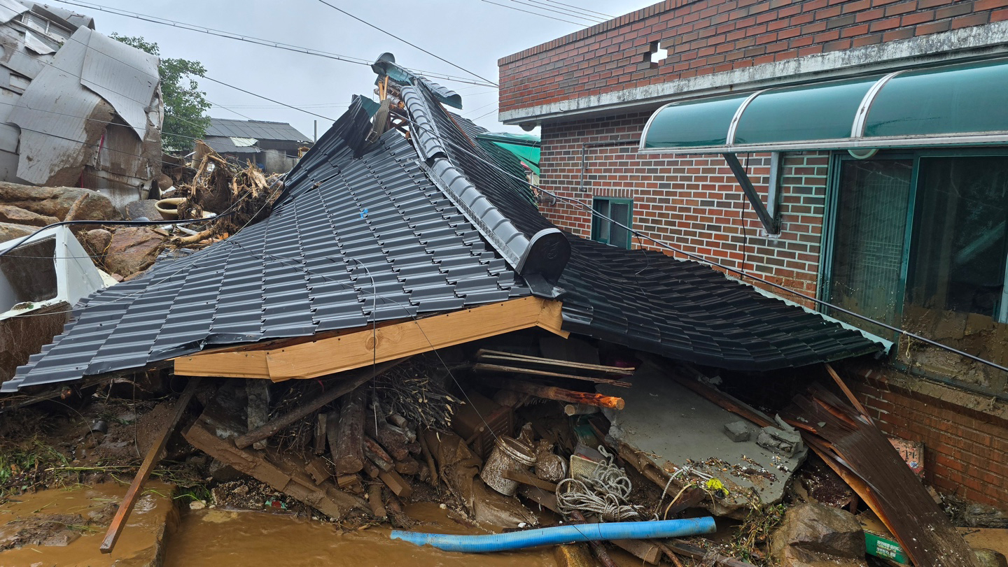 大雨による土砂崩れで破損した韓国・慶尚南道山清郡の住宅。気候変動による異常気象の被害が深刻化している様子を示す。