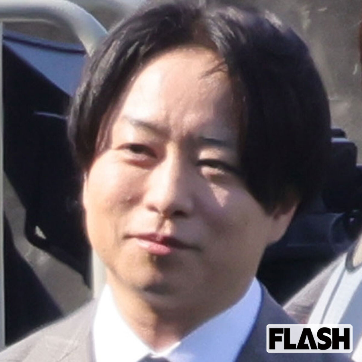 櫻井翔、柔和な表情を見せる姿。キャスターとしての役割が問われる中、公の場での振る舞いが注目されている。