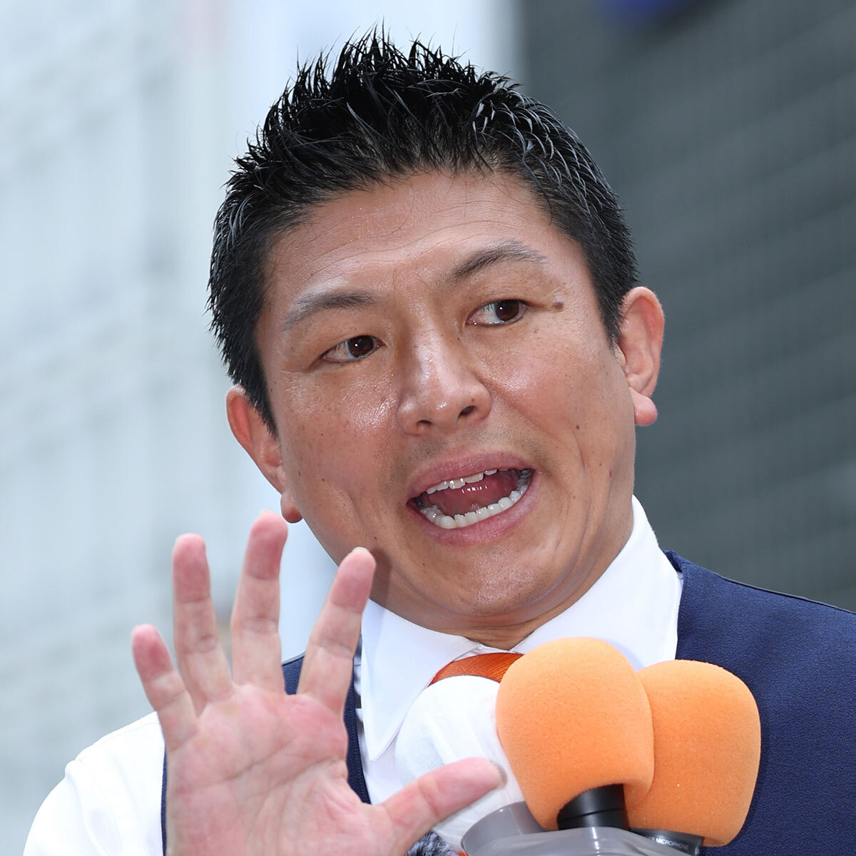 選挙特番に出演し、鋭い表情でコメントする山崎怜奈氏