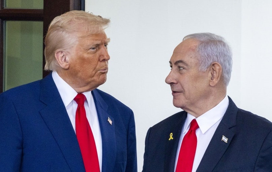 トランプ米大統領（左）とイスラエルのネタニヤフ首相の会談風景。トランプ政権がネタニヤフ首相の積極的な軍事作戦に不満を抱いている状況を表している。