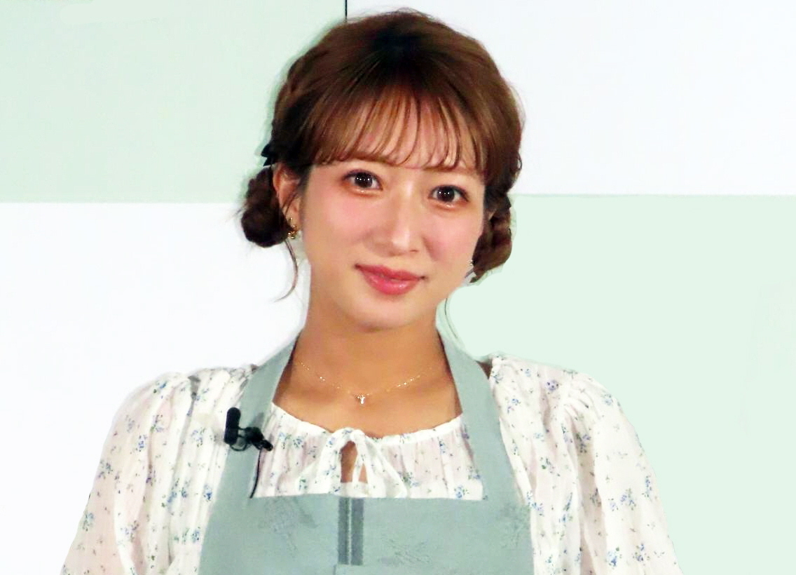 第5子出産前の「夏のプチ旅行」を楽しむ杉浦太陽と息子、海が見えるホテルの一室で