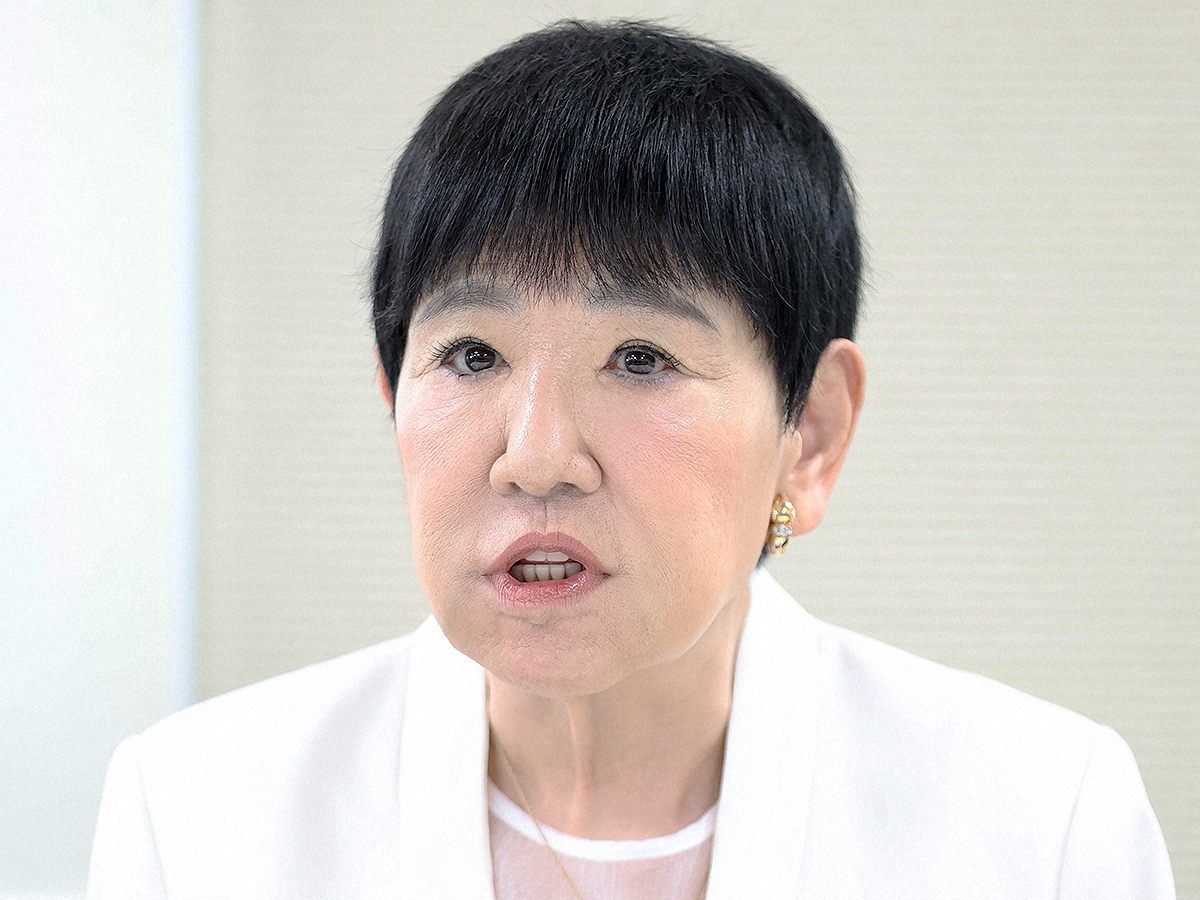 和田アキ子さんがテレビ番組「徹子の部屋」に出演し、亡き盟友いしだあゆみさんとの思い出を語る様子。
