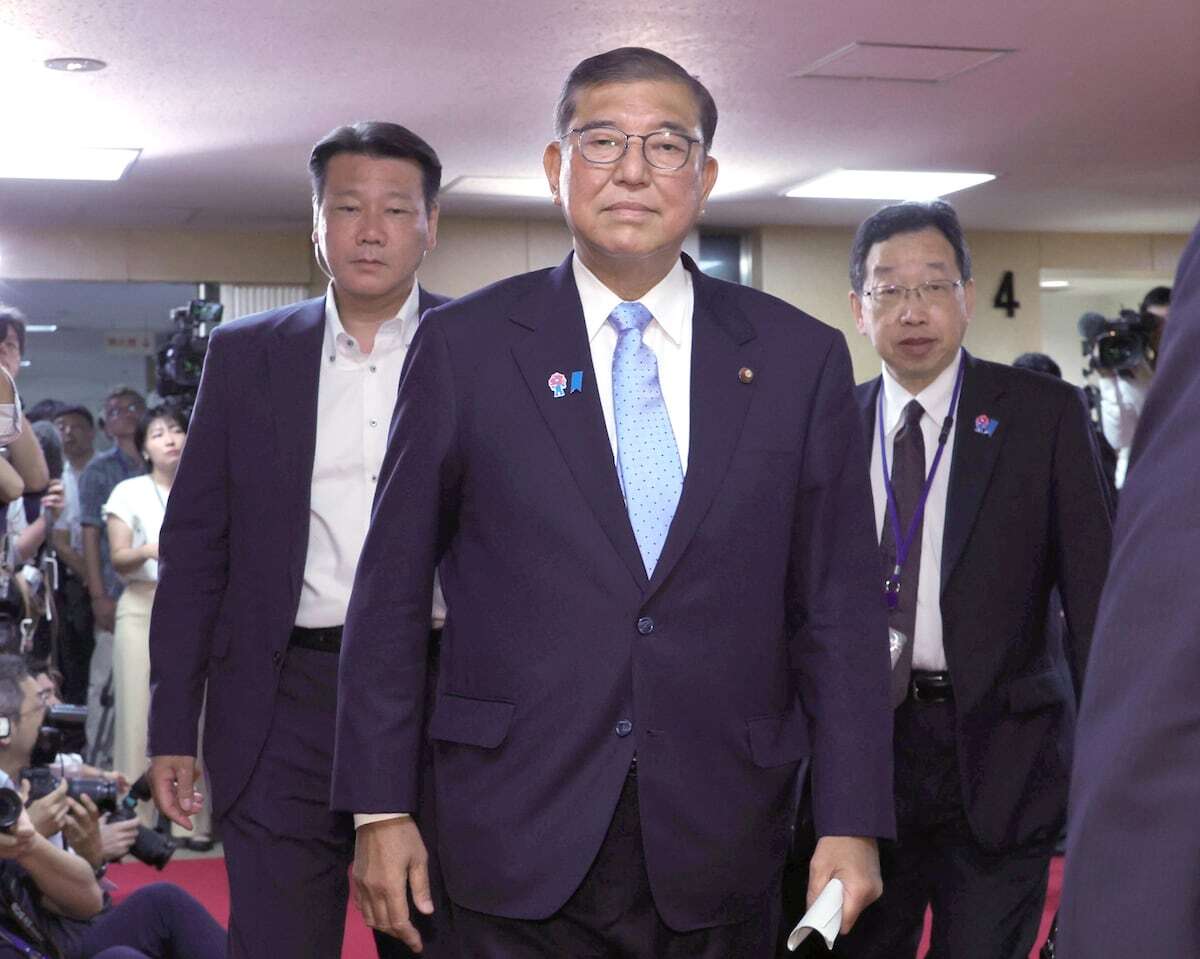 自民党臨時役員会で発言する石破茂首相。参院選大敗後も続投の意向を示し、党内の責任論が高まる中、国政運営への決意を語る様子。