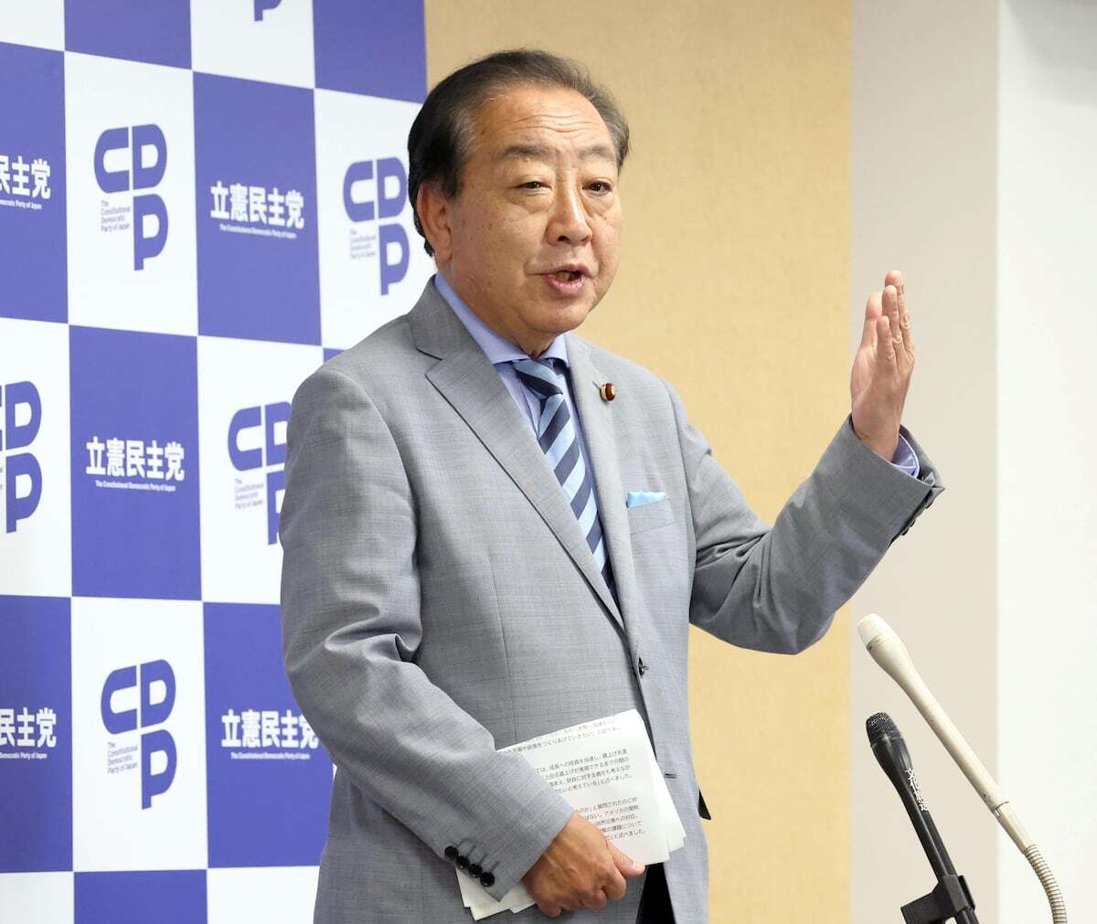 立憲民主党の野田佳彦代表が党本部で記者会見に臨む様子。参院選後の戦略と苦境について語る野田代表の表情。