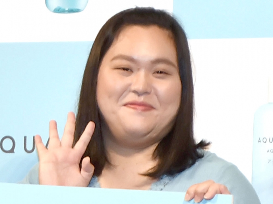 ぼる塾の田辺智加が自身のYouTubeチャンネルで卵巣皮様嚢腫の手術体験について語る様子