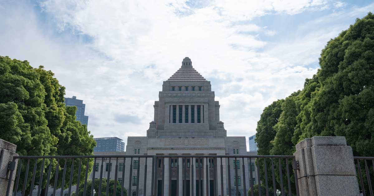 日本の政治と経済の動向を示す抽象的なグラフ画像
