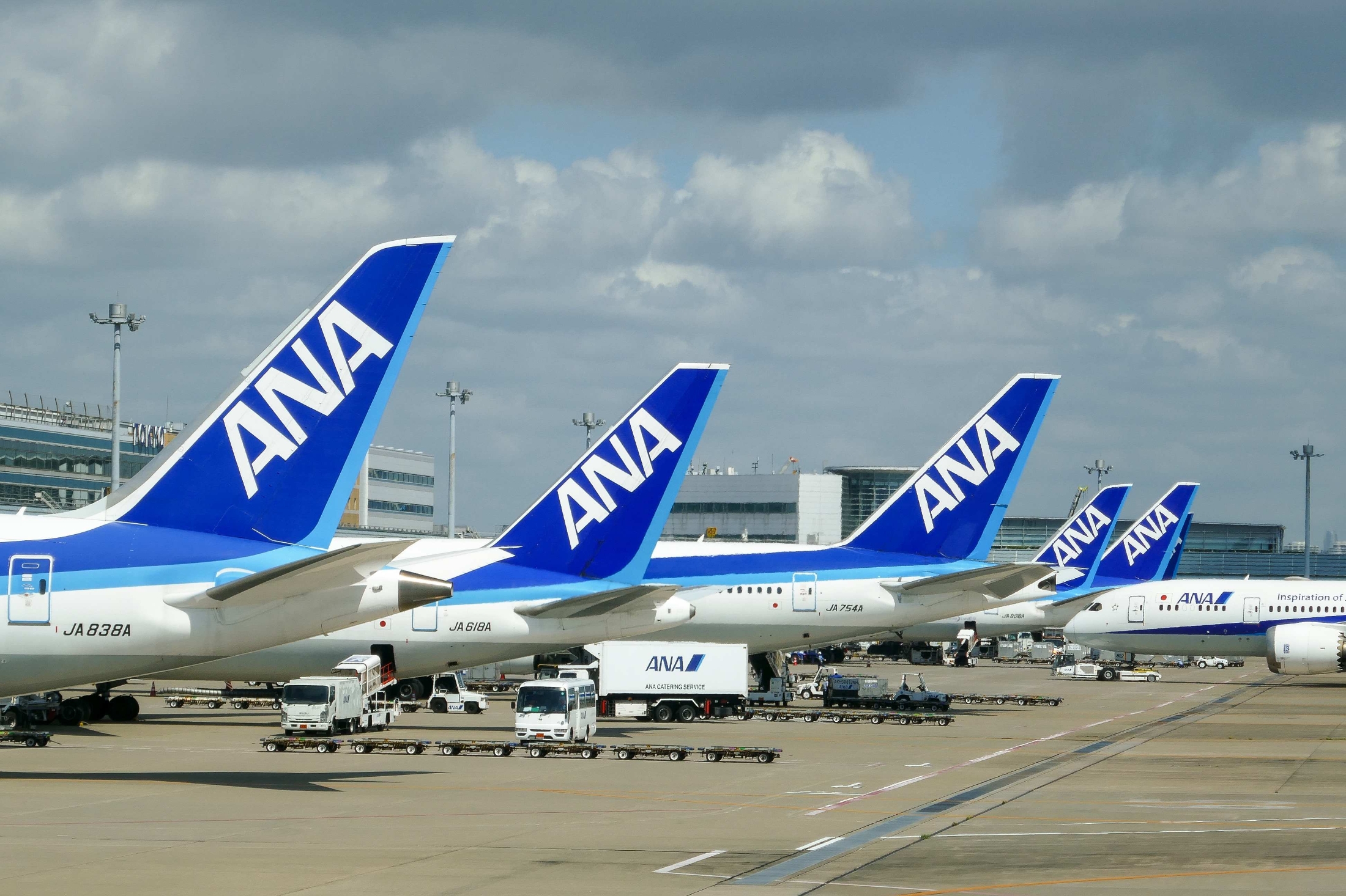 滑走路を走行するANAの旅客機。ボーイング機受領とエンジン点検問題が機材繰りに影響。