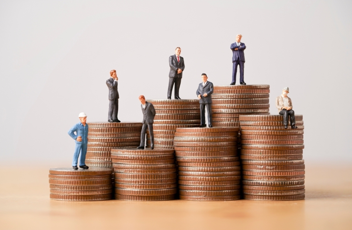 日本円の硬貨と紙幣、電卓が置かれた机。家計管理や資産運用を考えるイメージ。