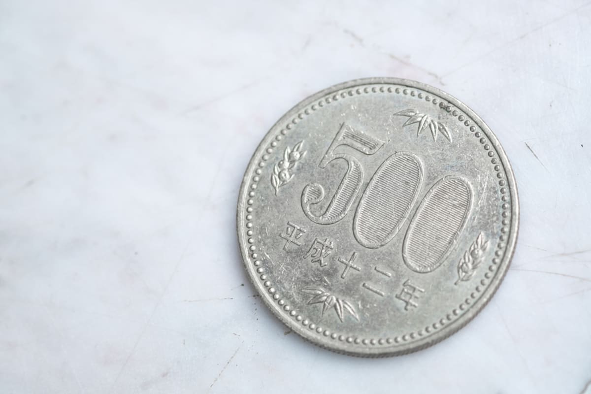 500円銀貨幣 祖父の遺品整理で「銀色の500円玉」が出てきました。表面が