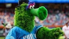 MLBフィラデルフィア・フィリーズのマスコット、フィリー・ファナティックが試合中の「キスカム」で“女性マスコット”と親密な様子を見せる瞬間