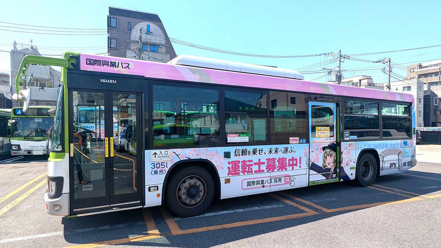 日本の交通インフラを支える路線バス。バス運転手の採用活動と人手不足の課題を象徴する一枚。