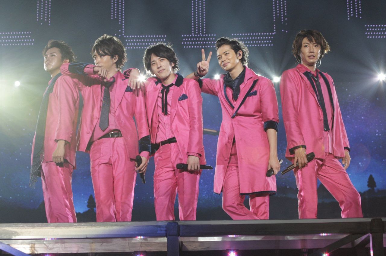 TBSバラエティ番組「ニノなのに」で共演し、笑顔を見せる嵐の松本潤と二宮和也