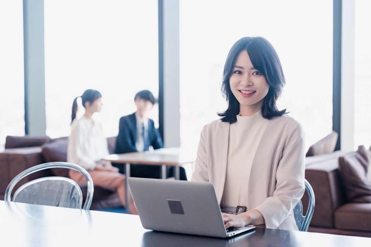 通勤手当が手取りに与える影響を考える会社員のイメージ