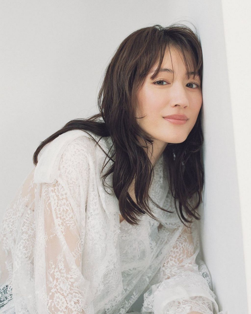 綾瀬はるかさんの大変貴重なサイン付きフォト写真です‼️ Yahoo!オークション - 綾瀬はるか 直筆サイン付き大型写真 COA