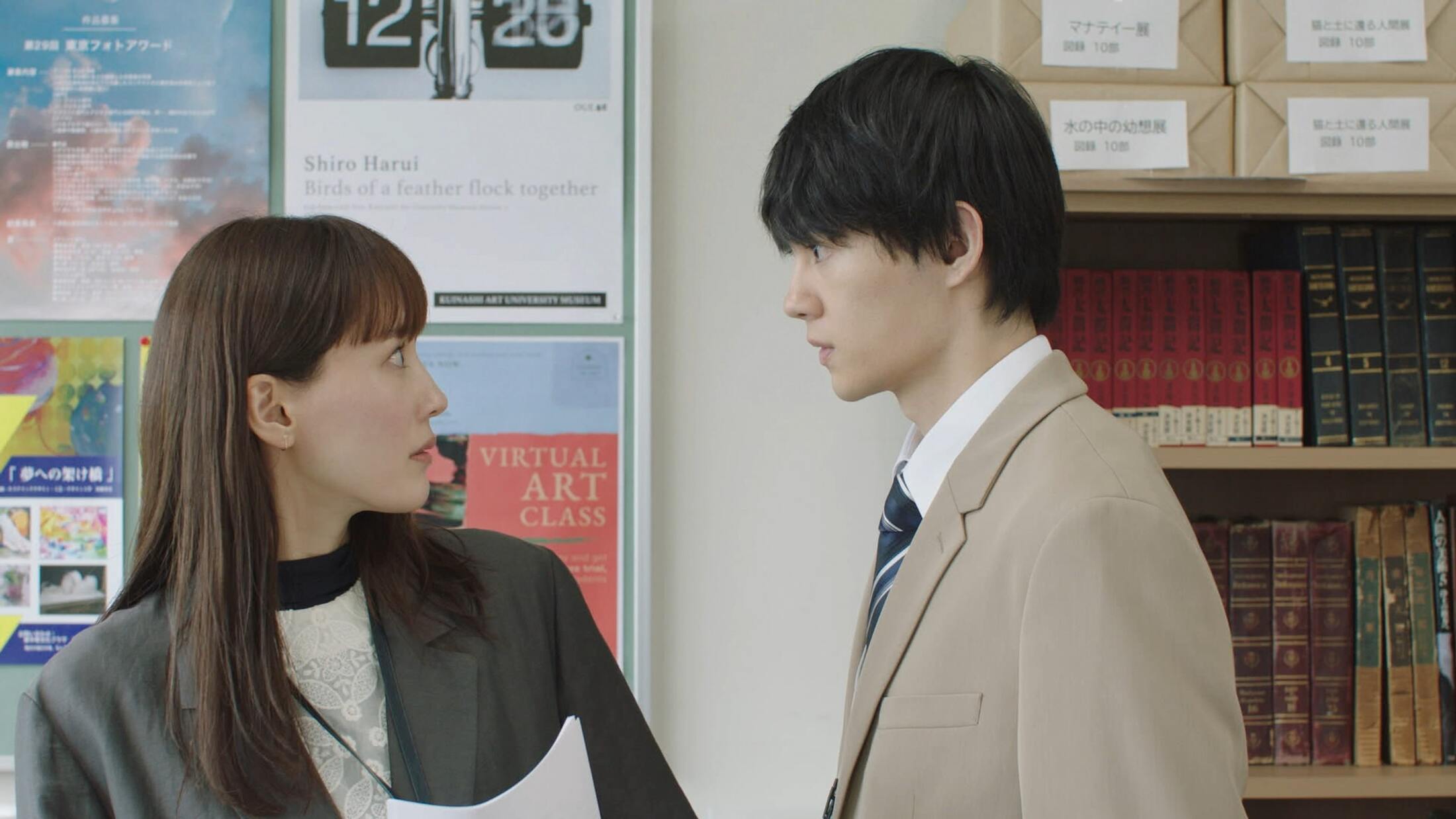 NHKドラマ『ひとりでしにたい』第4話に登場する主人公・鳴海（綾瀬はるか）の姿。彼女が自身の終活や独身生活を見つめ直す場面を象徴しています。