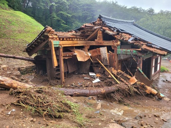 豪雨による土石流で被害を受けた山清の栗谷寺。大雄殿の付属施設。