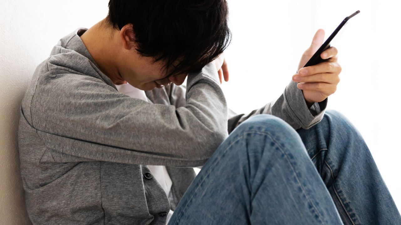給与明細を確認するビジネスパーソンの手元、昇給を実感できない若者の手取り減少問題