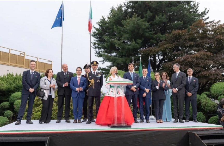 イタリア建国記念日でイタリア国旗をイメージした韓服姿のエミリア・ガット駐韓イタリア大使がスピーチ