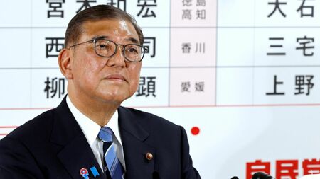 参議院選挙後の政局と株式市場の行方を見守る投資家の姿。日本株市場は政治動向にも敏感に反応する。