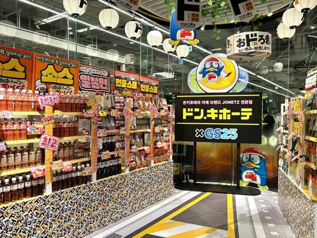韓国ソウルで盛況を見せるGS25とドン・キホーテのポップアップストア外観。日本製品ブームを象徴する光景。