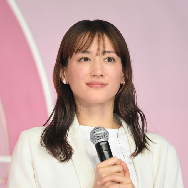 えっ、綾瀬はるかさん！？　激変＆激レア姿にファン歓喜　「かわいすぎるぜぇ〜」「びっくり」「スゴい楽しんでる」