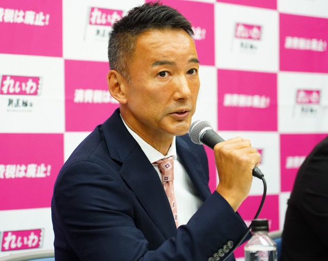 国会で会見を行うれいわ新選組の山本太郎代表
