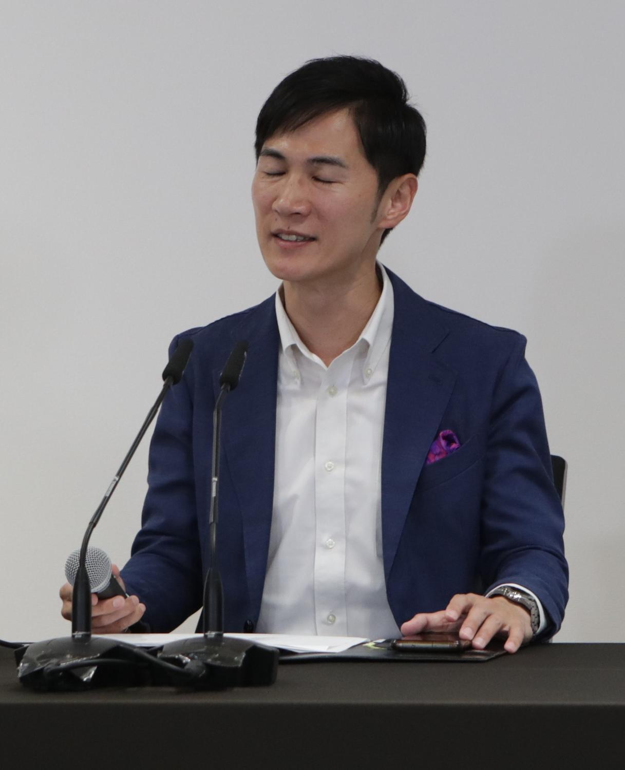 参院選での落選確定後、会見で目を閉じる石丸伸二氏。再生の道の代表として、今後の展望を語る姿。