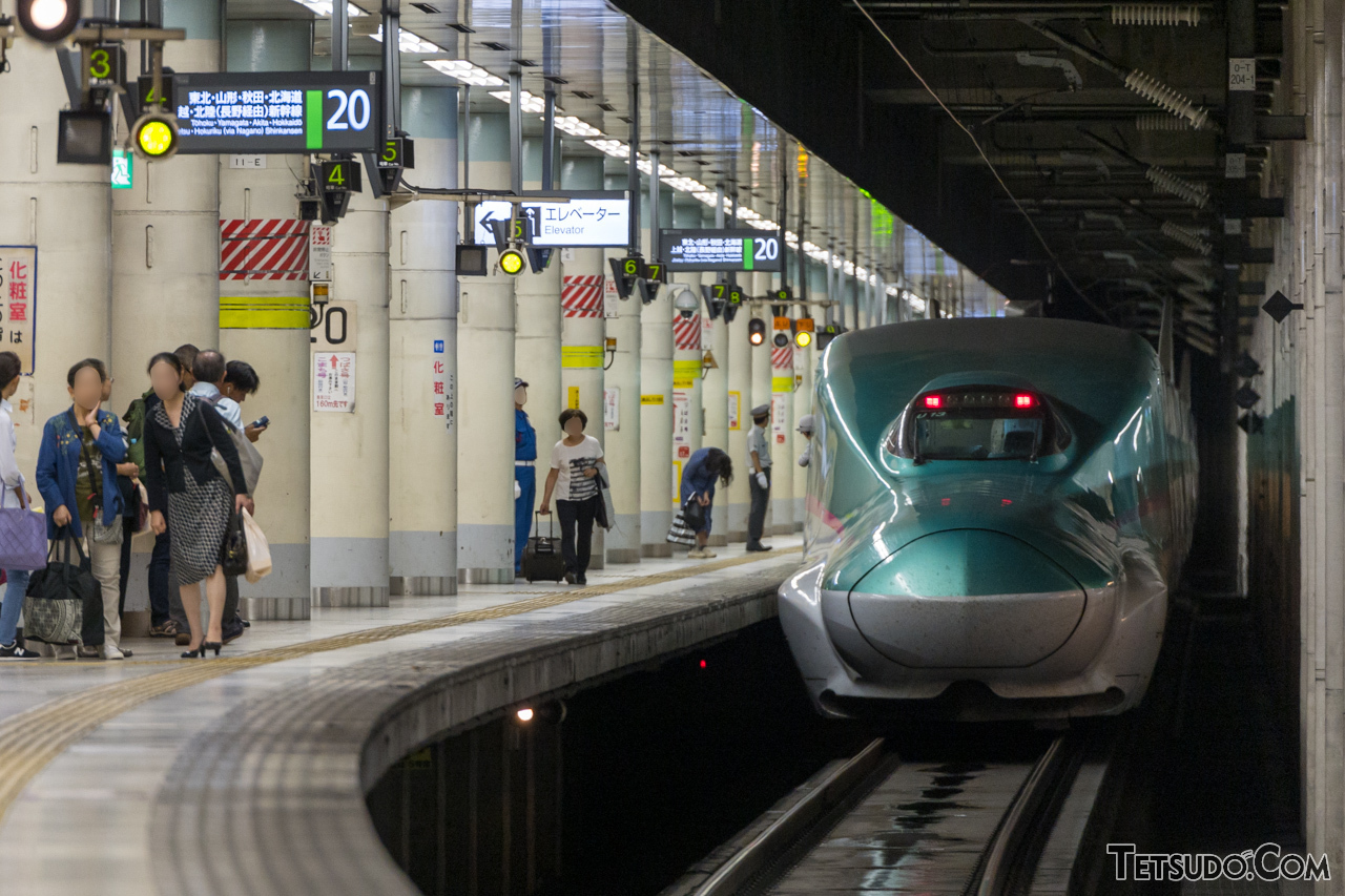 東北新幹線が停車する上野駅のホームと乗降客