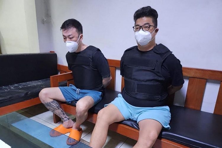 フィリピンのビクタン収容所に移送される今村磨人被告（右）と藤田聖也被告（左）。広域強盗の指示役として知られる両名