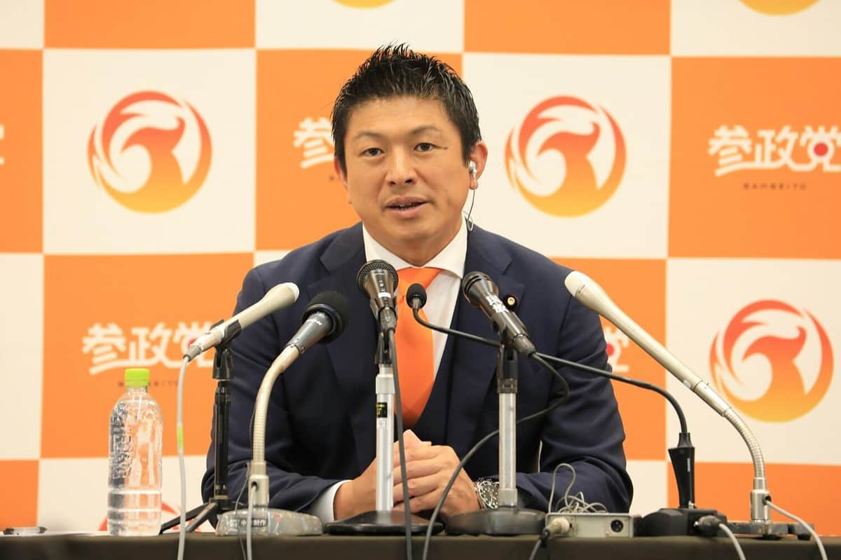 参政党代表の神谷宗幣氏が記者会見で発言する様子