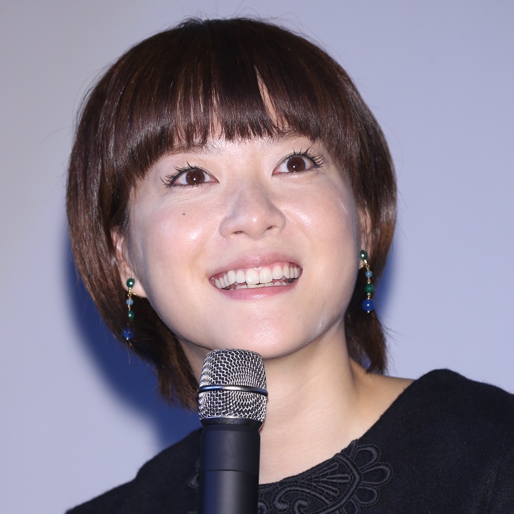 ティファニー銀座オープニングイベントに登場した上野樹里と和田唱夫妻。シックなブラックコーデでジュエリーが引き立つ夫婦ショット。