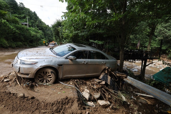 2024年7月21日、豪雨被害を受けた京畿道加平郡のキャンプ場付近で、土砂と濁流に流され放置された浸水車両