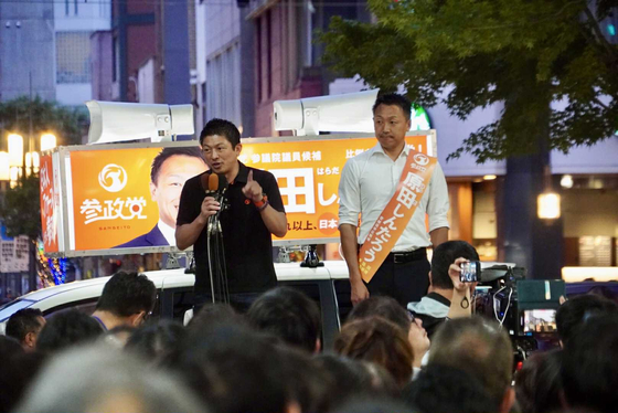 参政党の神谷宗幣代表が「日本人ファースト」を掲げ、参院選に向けた応援遊説を行う様子。右派政党の台頭を象徴する一枚。