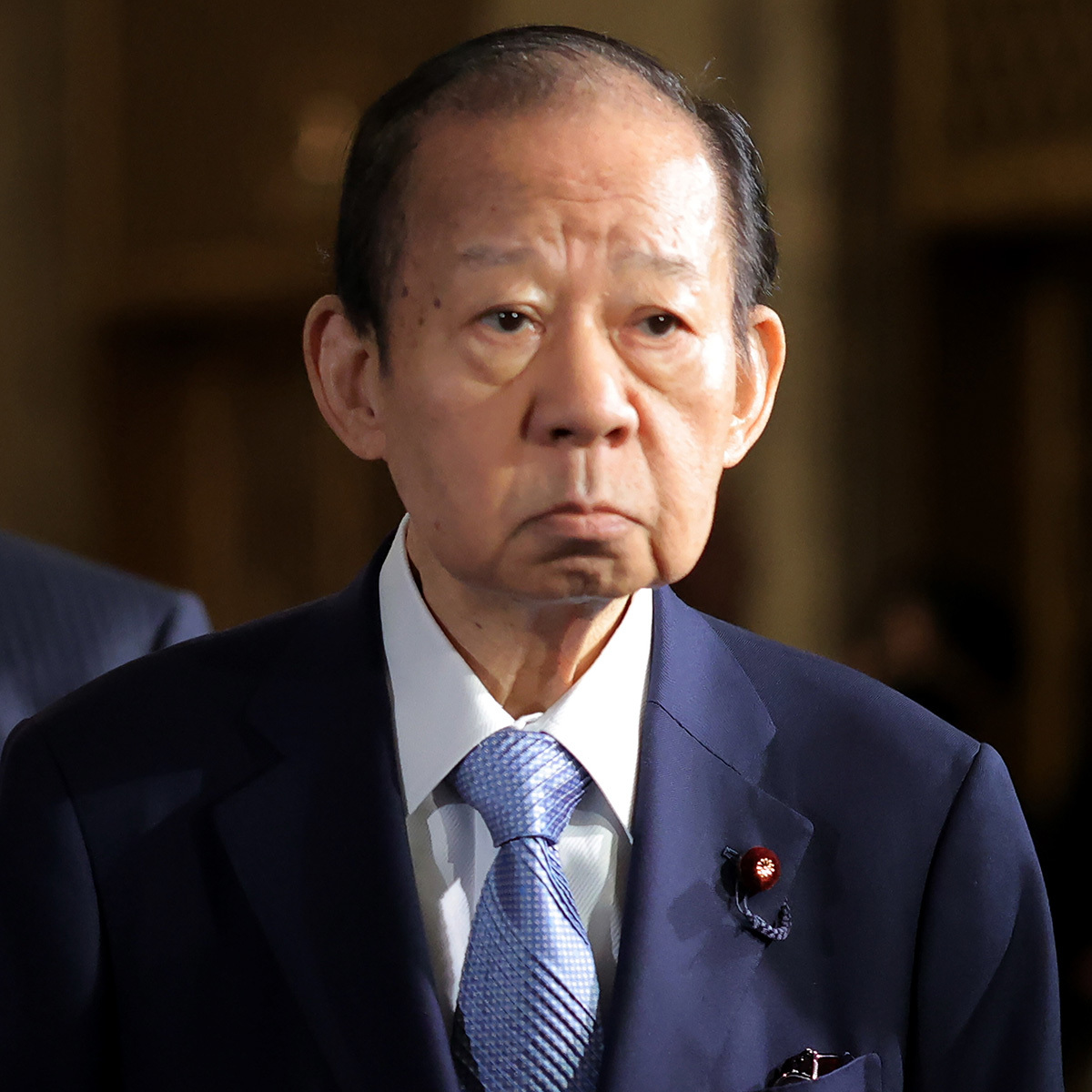 二階俊博氏が和歌山選挙区の応援演説でパイプ椅子に座る近影。痩せた姿に体調不安の声が広がる。