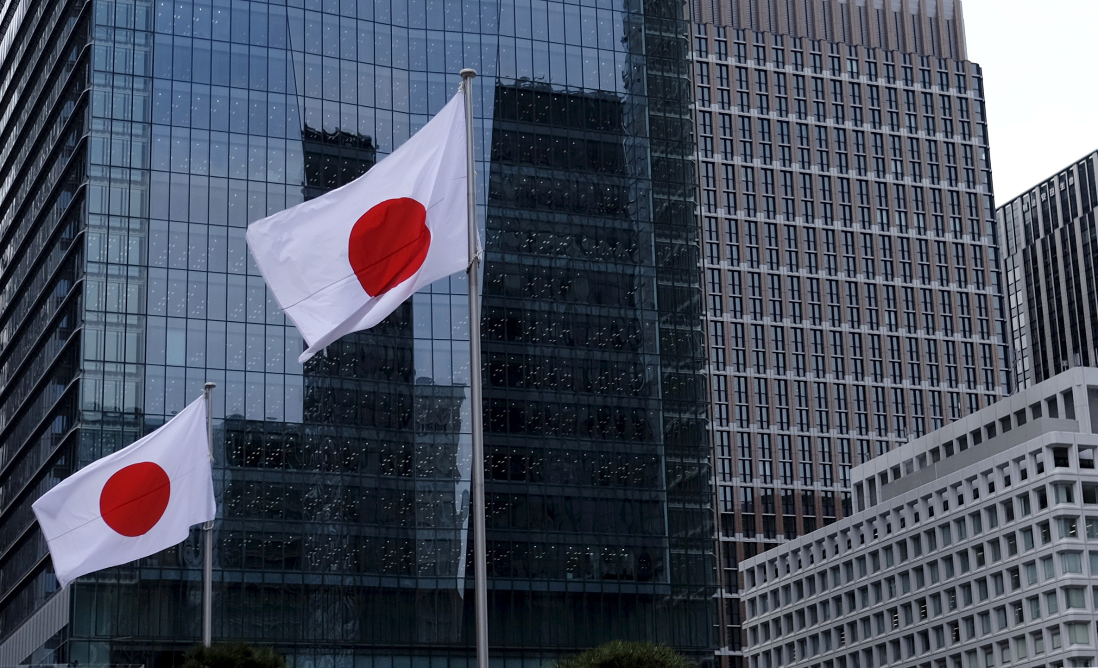 参議院選挙後の日本の政治情勢を象徴する国旗と霞が関の動向