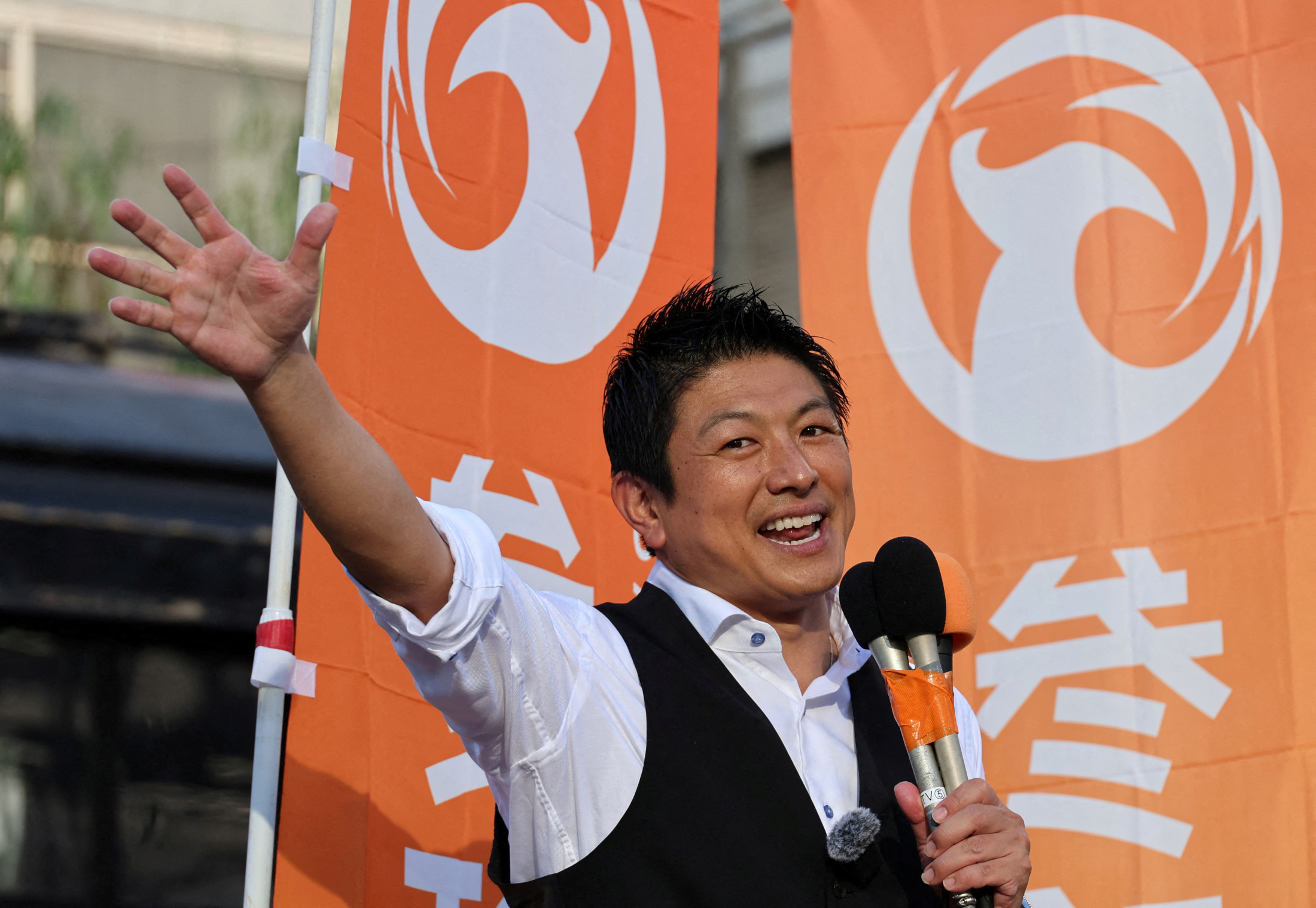 参院選で支持を拡大した参政党の神谷宗幣代表が街頭演説を行う様子。中高年層からの支持を集める同党の姿を象徴している。