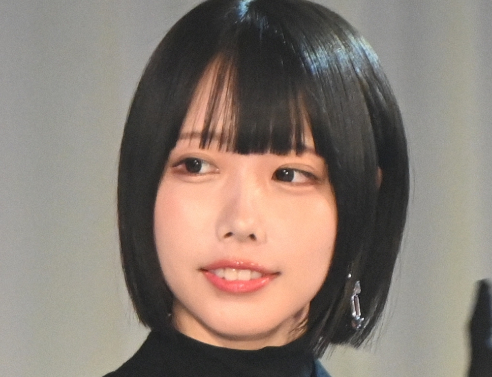 テレビ朝日『あのちゃんねる』で野球の始球式に向けた練習に取り組むタレントあの
