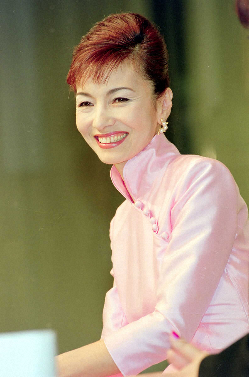 若き日の女優・中山麻理さん、エステサロンのイベントで輝く姿