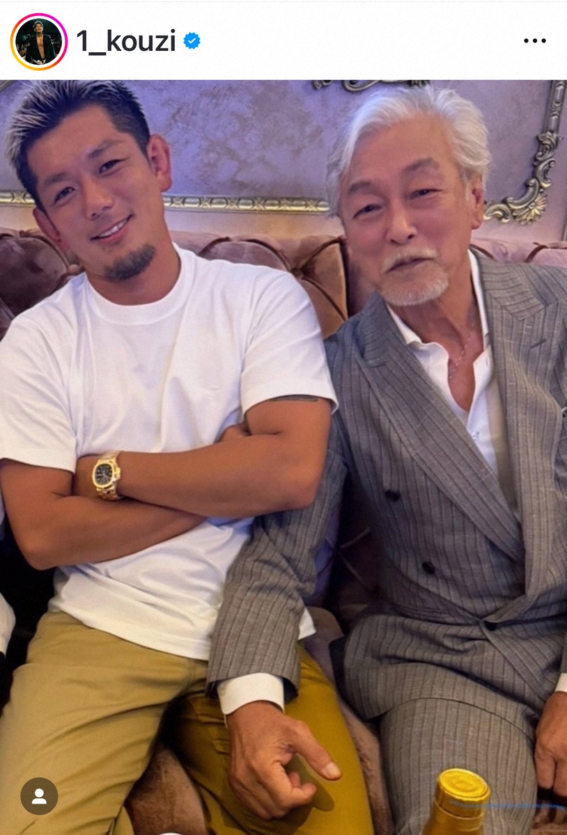 総合格闘家・皇治と俳優・岩城滉一が肩を寄せ合うツーショット。二人の長年の親密な関係がうかがえる一枚。