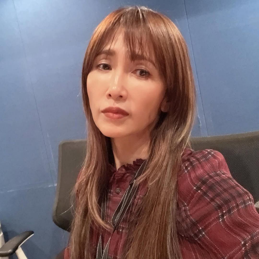 工藤静香が福島から山形への移動中に訪れた蔵王連峰の山頂で、サングラスとタンクトップ姿で自然を満喫する様子。彼女の登山ファッションが話題に。