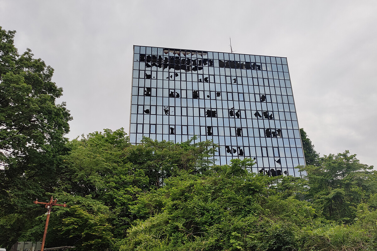栃木県日光市のファミテックNIKKO明神新館。かつて会員制ホテルとして販売されたが、現在は廃墟となり、心霊スポットとしても知られている。